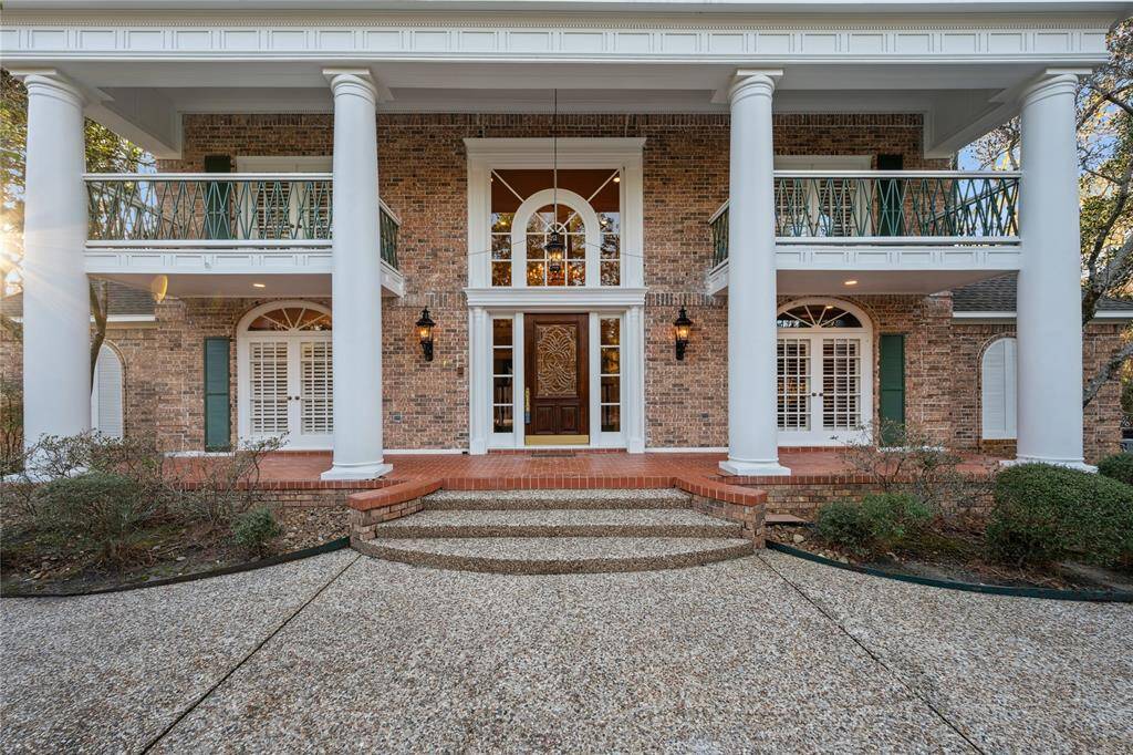 A Grandiose Front Entrance!