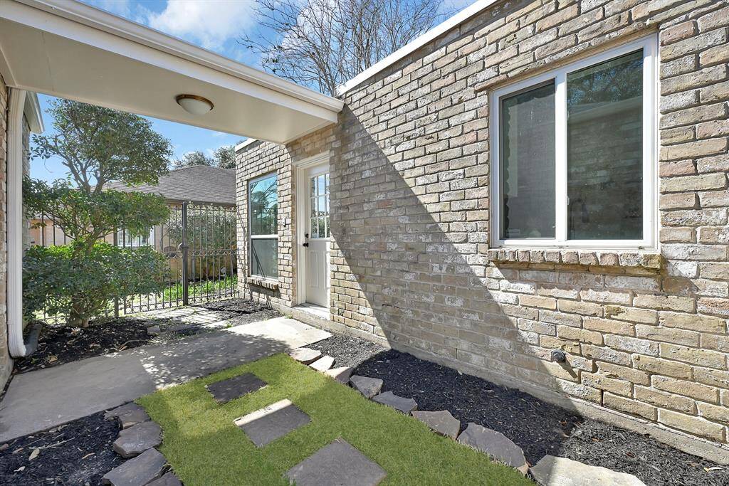 This charming courtyard-style space between the kitchen and detached garage offers endless possibilities for a beautiful garden retreat or cozy outdoor seating area. With a little creativity, this sunlit area can be transformed into a lush green oasis or a serene patio escape.