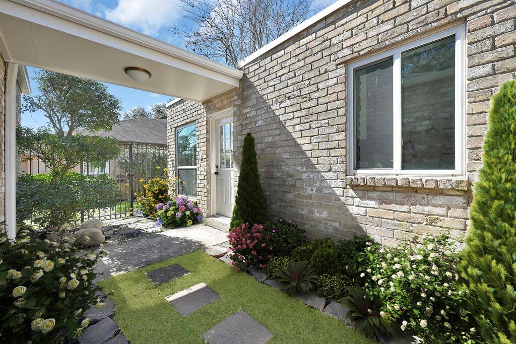 This virtually staged garden space between the kitchen and garage offers endless potential to become your own private retreat. Imagine sipping your morning coffee or evening tea while enjoying this charming view right from your breakfast nook or kitchen window.