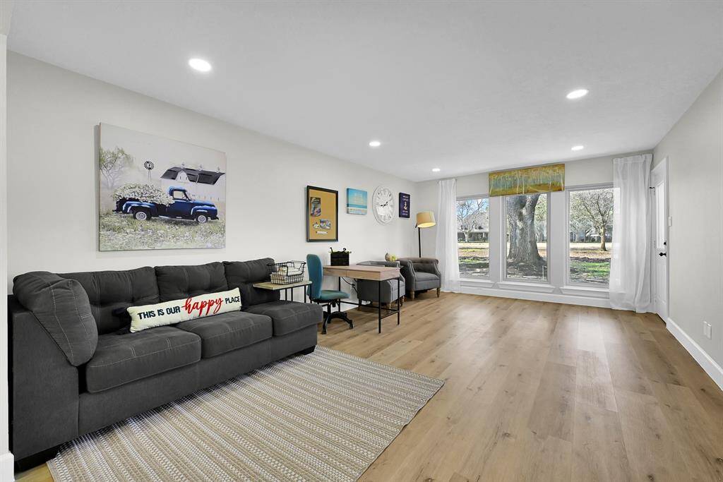 This versatile sitting area offers breathtaking golf course views through large picture windows, filling the space with natural light. Perfect as a home office, game room, or relaxation space, it features recessed lighting and stylish flooring for a modern and functional design.