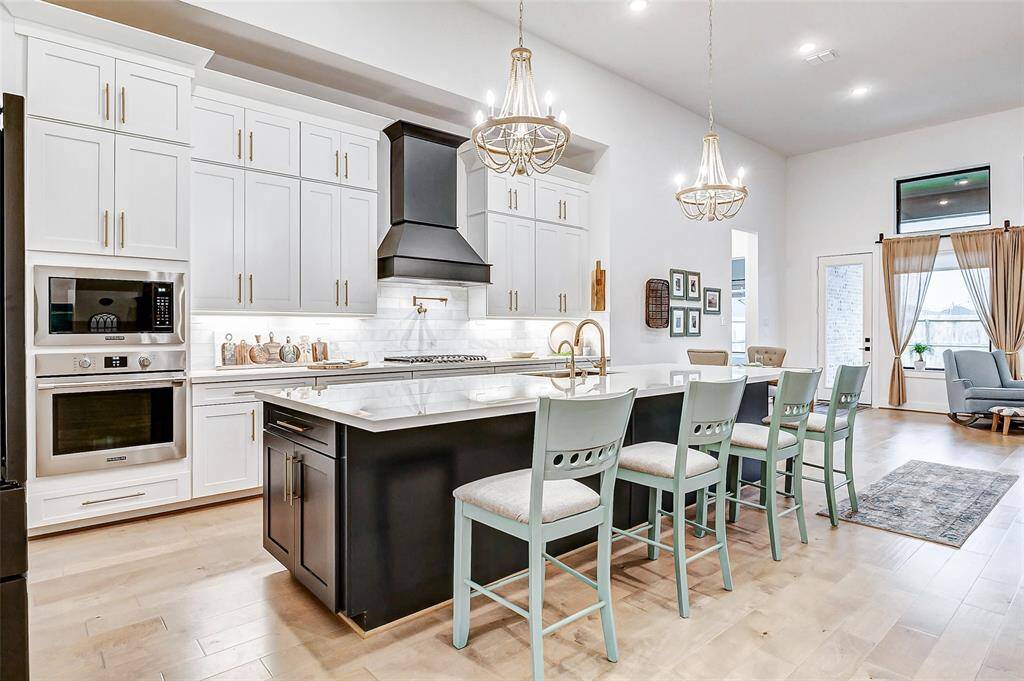 Chef’s Dream Kitchen – This gourmet kitchen features an oversized island, perfect for meal prep, casual dining, and entertaining.