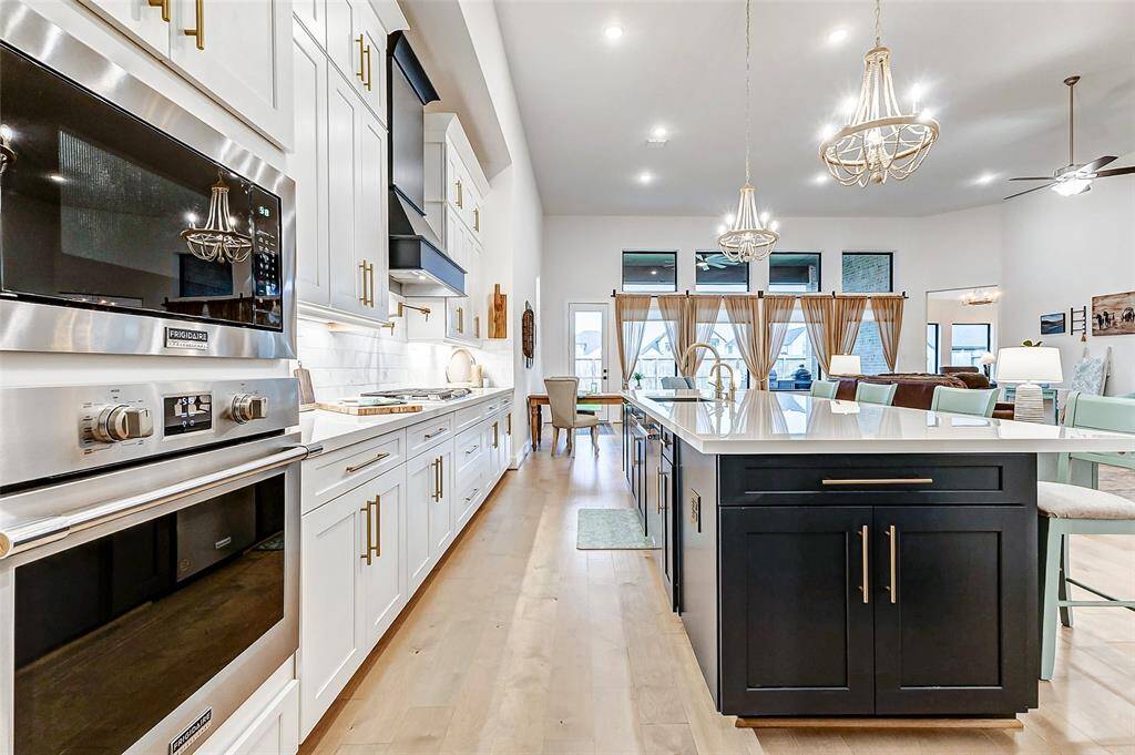 High-End Appliances – Equipped with a brand-new KitchenAid dishwasher (2024), gas cooktop, and a convenient pot filler for effortless cooking.