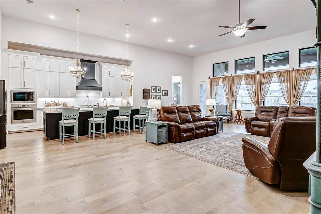 Oversized Pantry – Plenty of room for dry goods, small appliances, and kitchen essentials.