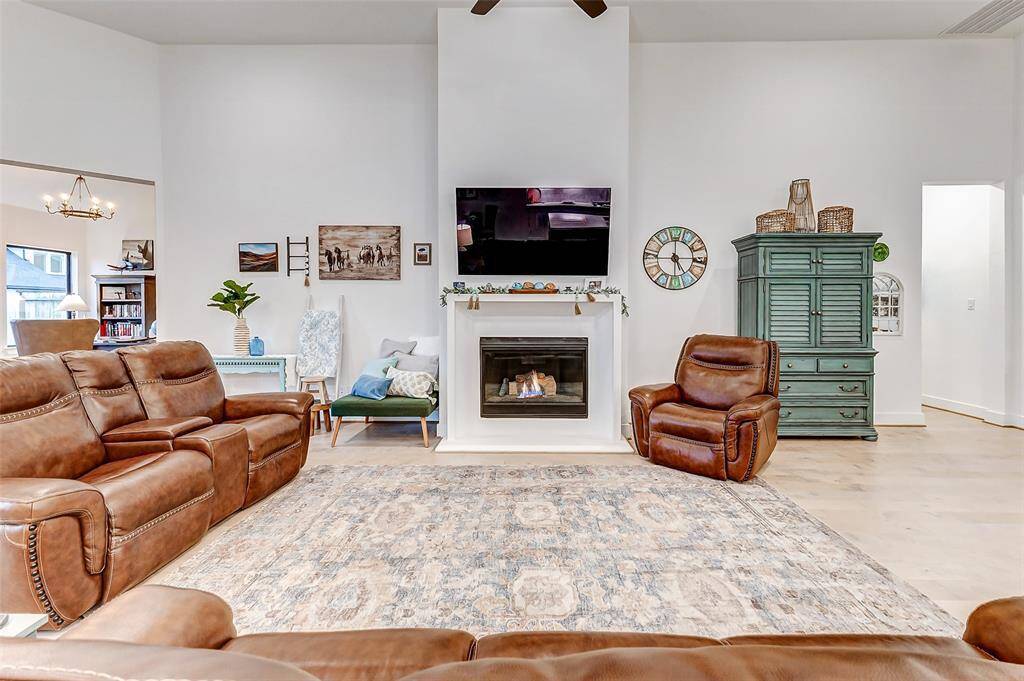 Stunning Gaslog Fireplace – A modern gas fireplace serves as a striking focal point, adding warmth and elegance.