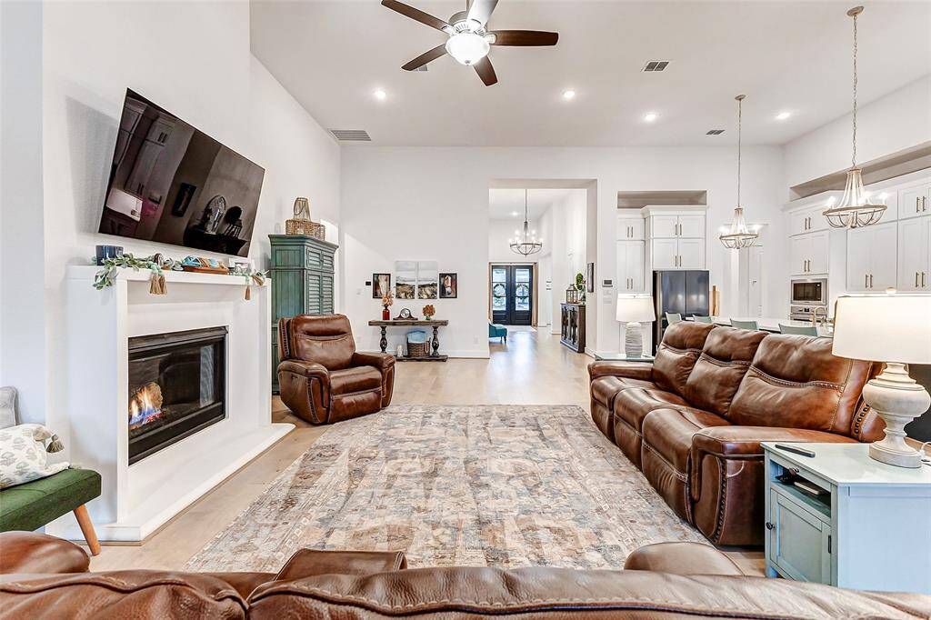 Spacious & Versatile – Plenty of room for large furniture while maintaining an airy, welcoming feel.