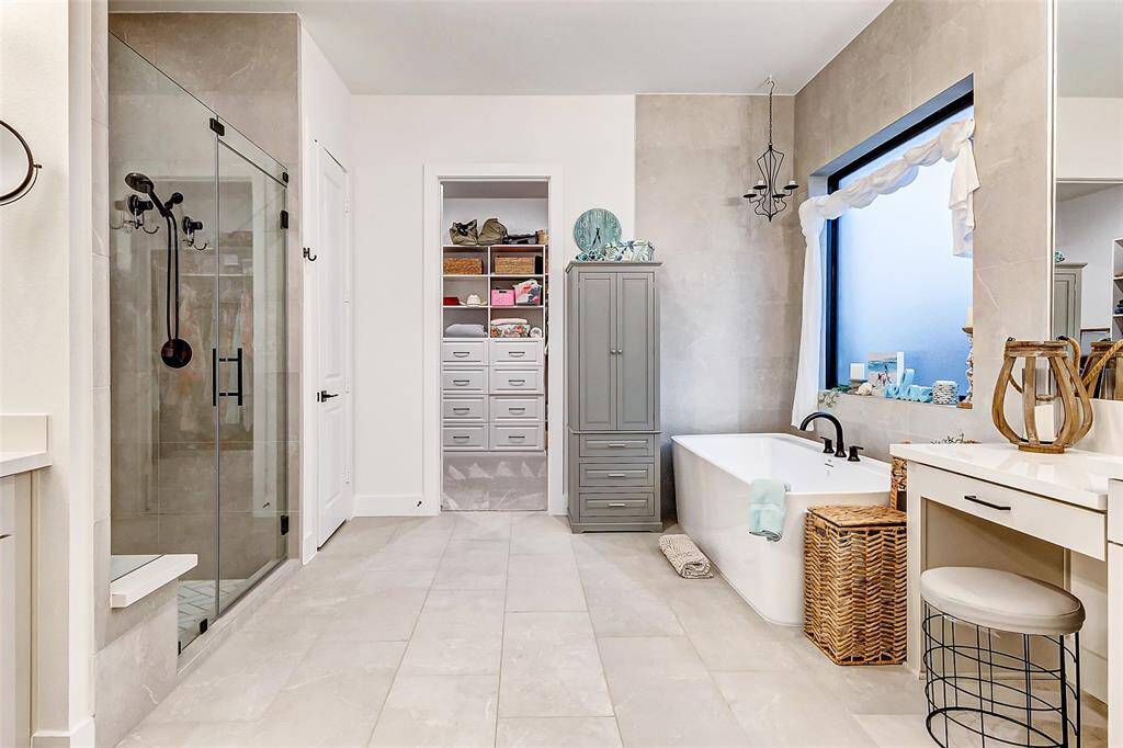 Executive Bath Design – Features dual vanities, a soaking tub, and a walk-in shower for a luxurious experience.