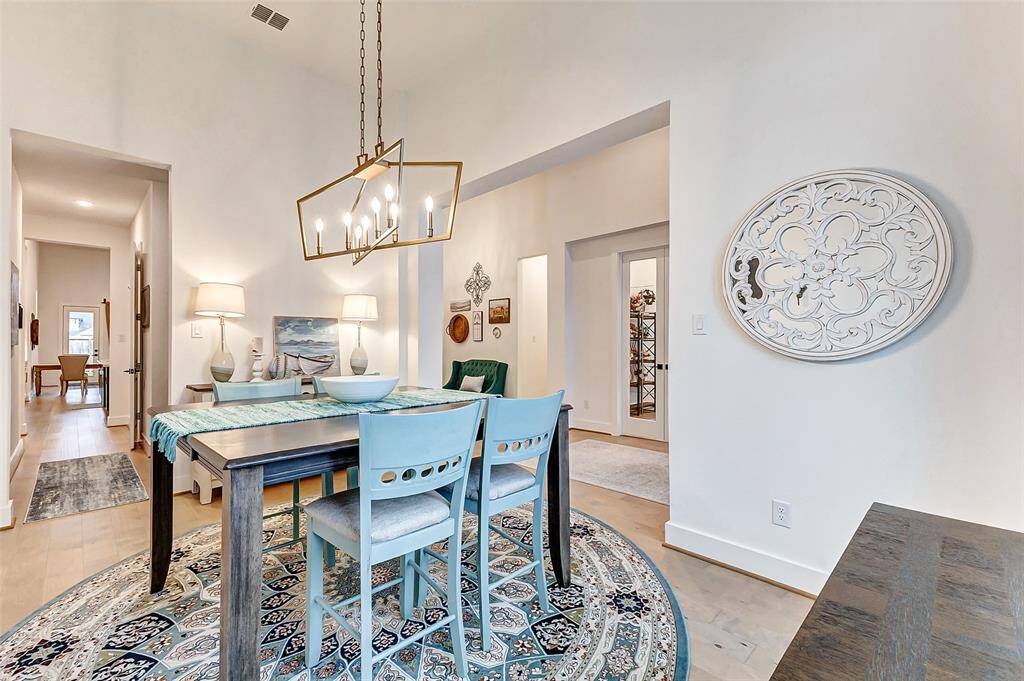 Sophisticated Formal Dining – A spacious formal dining room with elegant lighting, perfect for hosting dinner parties and holiday gatherings.