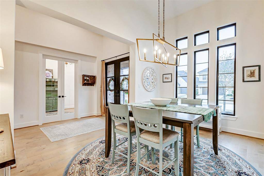 Elegant Design Details – Features high ceilings, crown molding, and large windows, adding a touch of luxury to every meal.