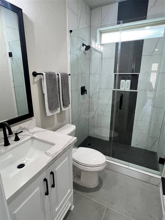 Other Interior Picture of a Similar Bedroom # 2 Built by Tx Best Home Builders.