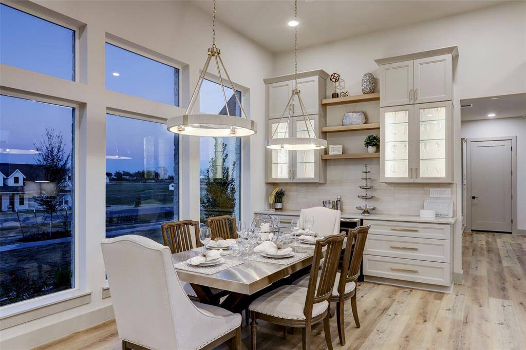 Dining room with built-ins