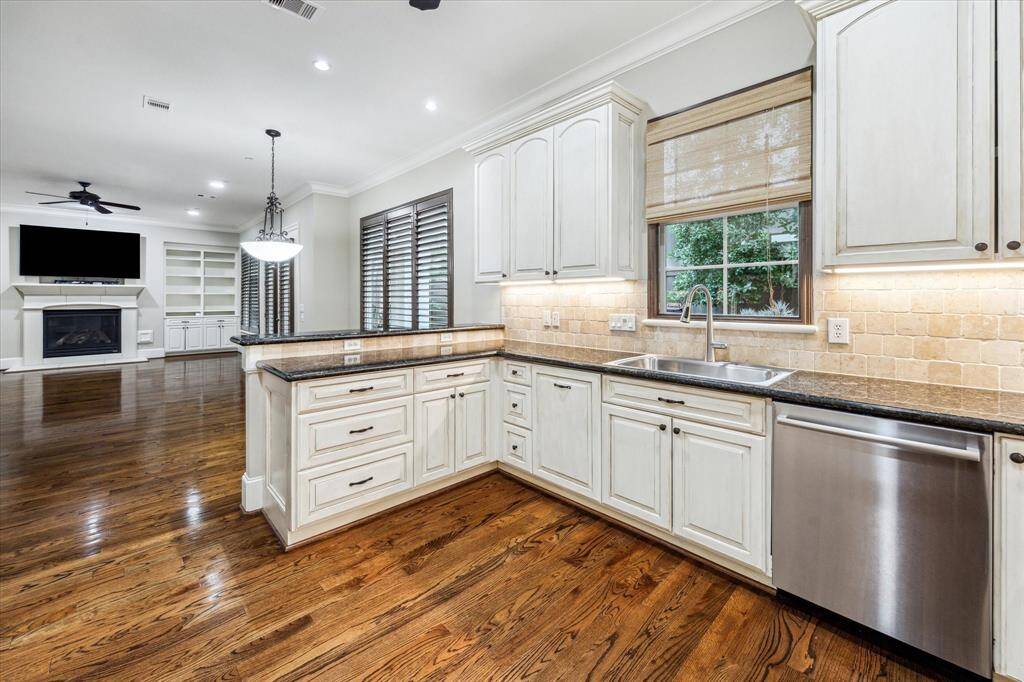 The kitchen opens directly to the breakfast room and family room, creating a spacious and inviting area for both everyday living and entertaining. A breakfast bar allows for additional seating, while large windows bring in natural light and provide views of the backyard.