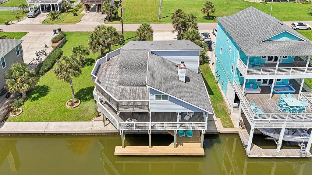 Look at all that outdoor space and multiple decks!