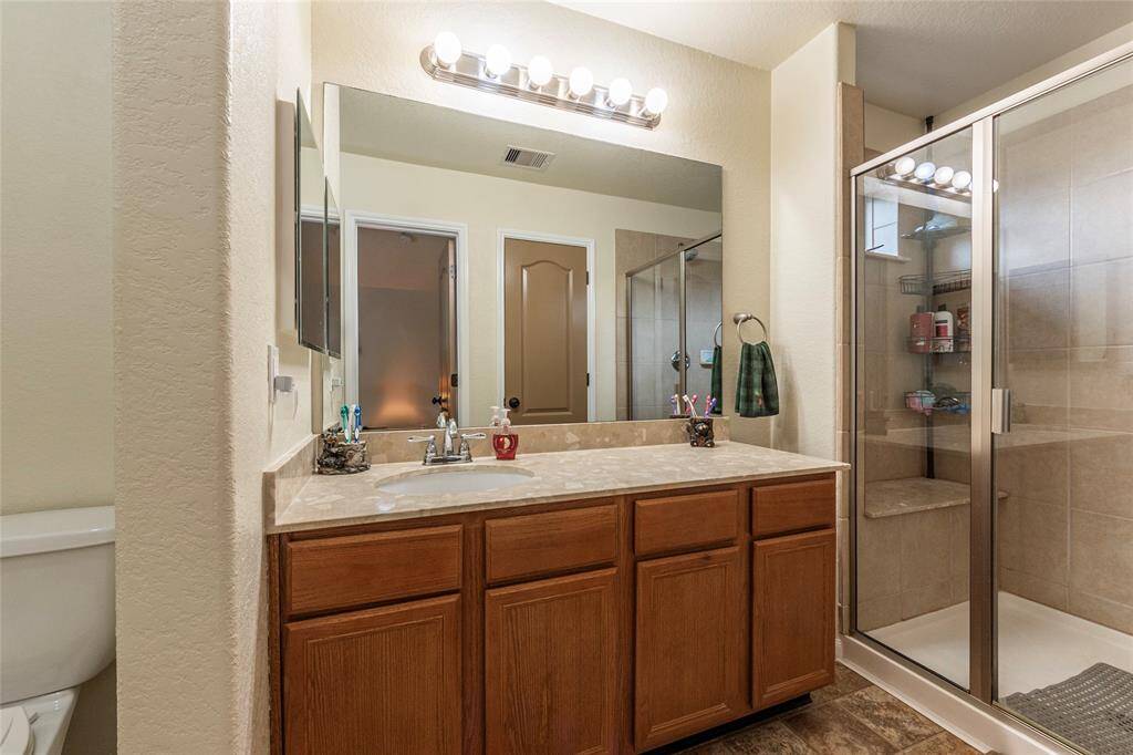 Primary en-suite bathroom