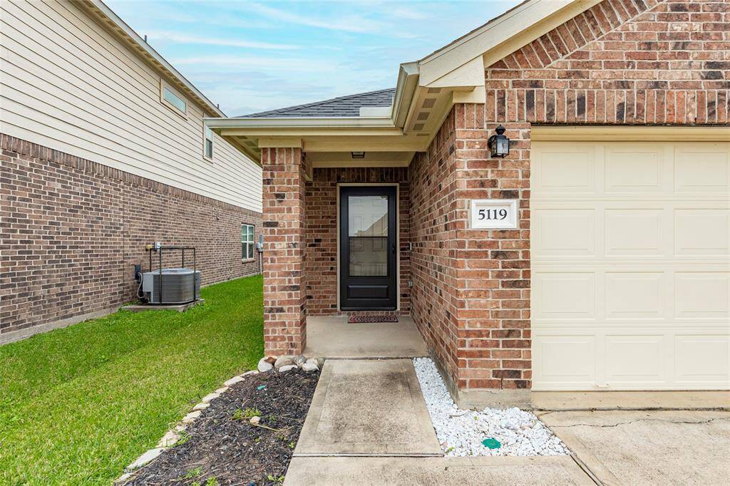 Welcoming covered front porch.