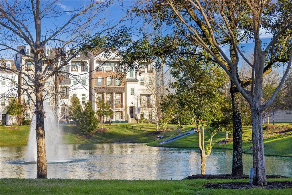 Somerset Green is located inside Loop 610 with easy access to Downtown, the Texas Medical Center, The Galleria and first-class shopping, dining and entertainment. Inside the Manned Gated entry are sparkling waterways with walking paths to enjoy day and night.