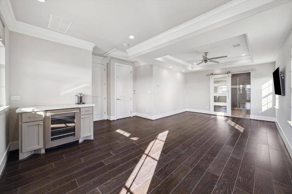 Everything you need is right here!  Use your imagination to set up any way you like - additional office space, seating area and beverage bar for ultimate convenience and luxurious living.