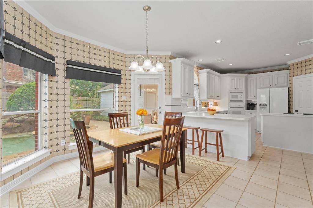 Experience the warmth of family gatherings in this inviting, open-concept kitchen, designed to keep the cook connected with loved ones during meal preparations.