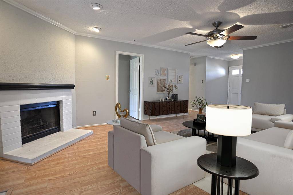Large Family Room - virtually staged