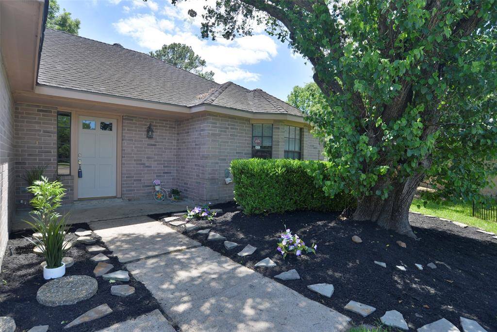 Inviting front garden