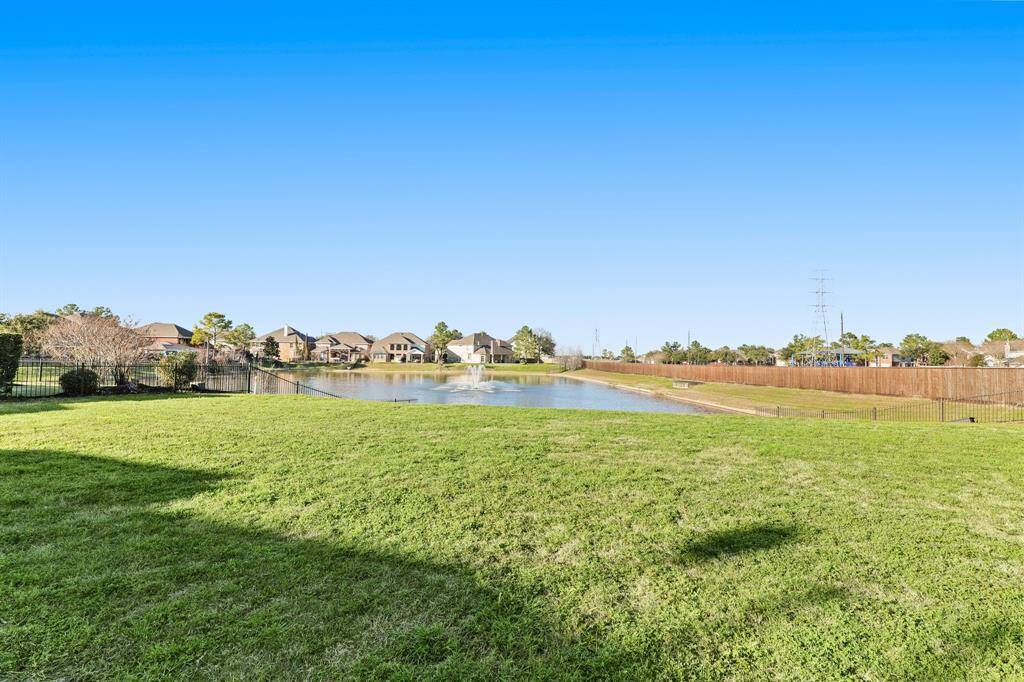 The backyard backs up to the lake. You can sit on the bank and enjoy the beauty!