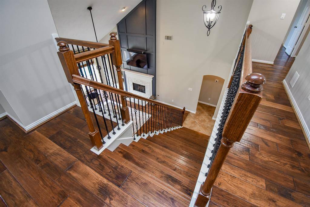 The open design of this staircase provides a seamless connection between the levels, while the landing offers a picturesque view of the spacious living area below.
