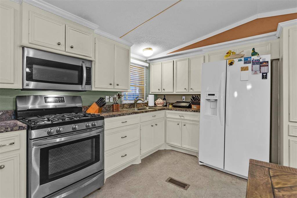 Kitchen has lots of storage and gas cooking.