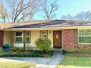 Front of home showing beautiful entry