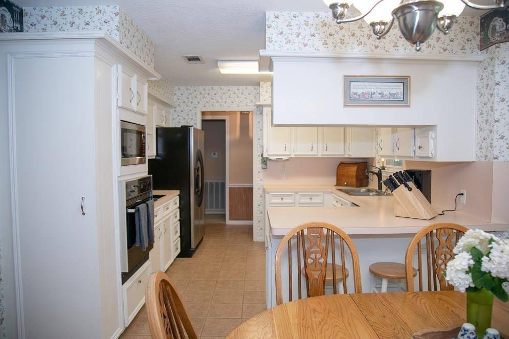 Kitchen and dining area.