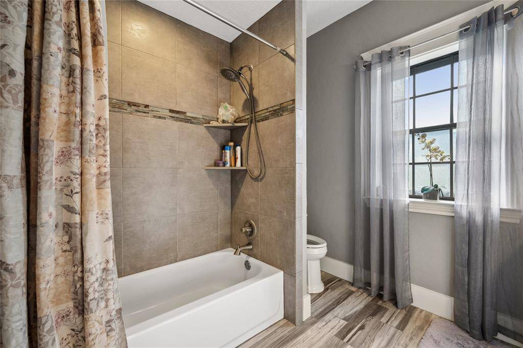 The tub/shower combo is convenient!