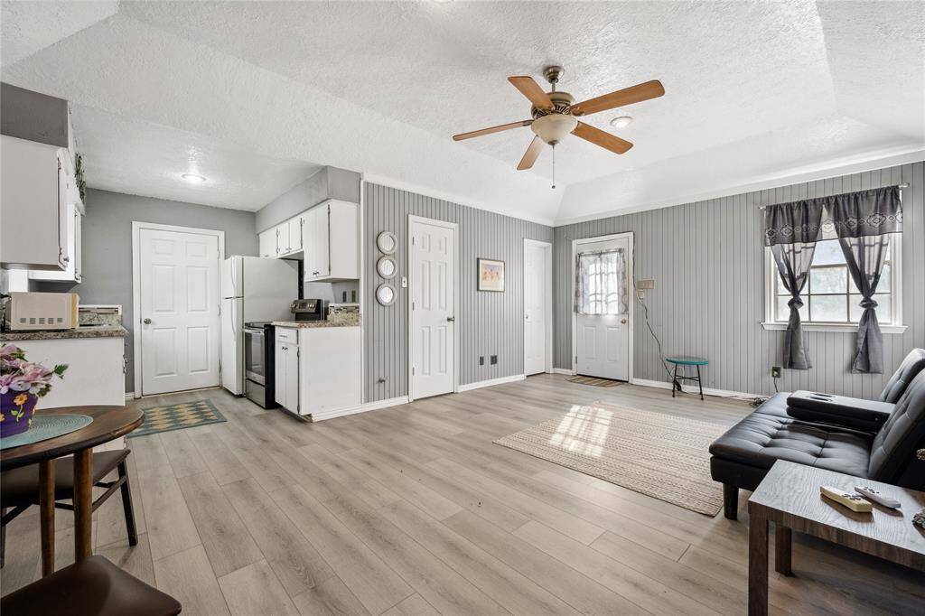 This guest home has everything you need! with laundry hookups in the garage (in addition to the ones in the main home) you're set!