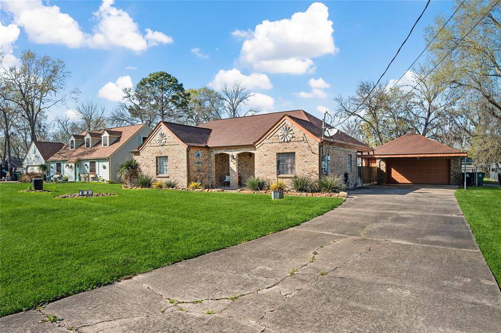 With Lake views from the front and seasonally from the back, this is the LAKE LIFE without the prices of waterfront!