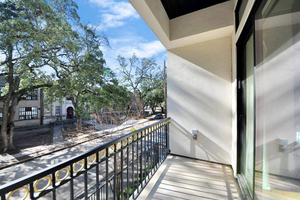 Enjoy stunning city views from this spacious rooftop terrace, ideal for outdoor dining, grilling, or relaxing under the open sky.
