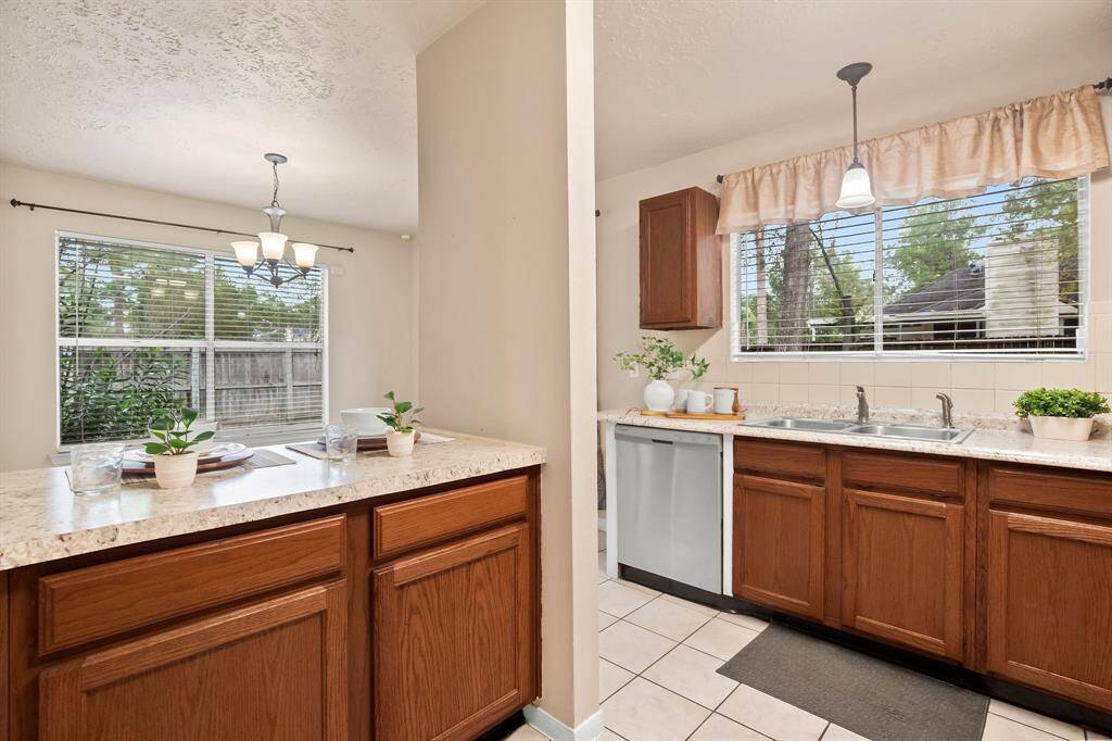Plenty of counter space in this happy kitchen