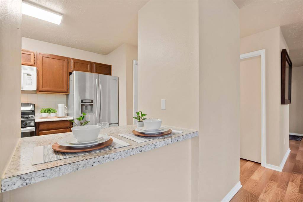A convenient breakfast bar is located in between kitchen and dining area