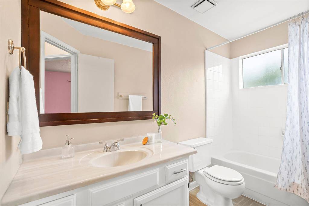 Full bath in upstairs hallway