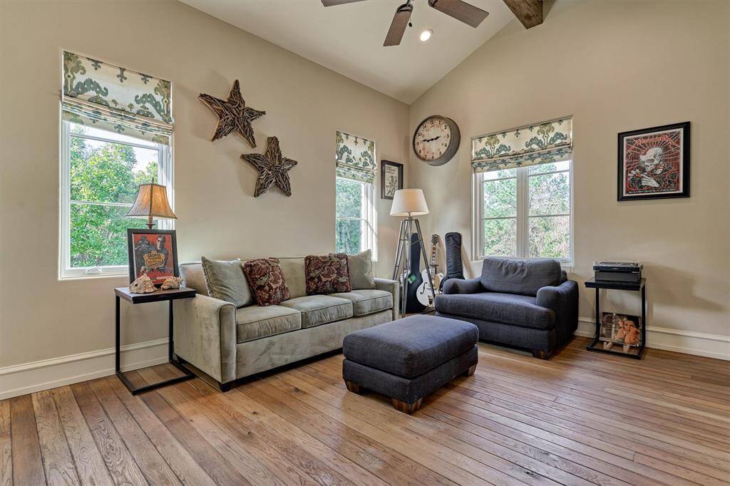 2nd floor has two secondary bedrooms.