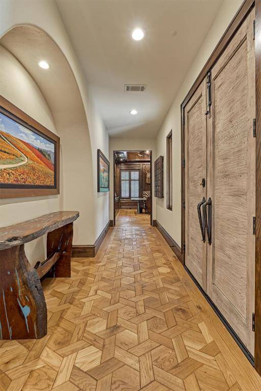 Beyond the grand double doors, foyer with beautifully inlaid ¾-inch solid white oak flooring for a touch of timeless elegance.