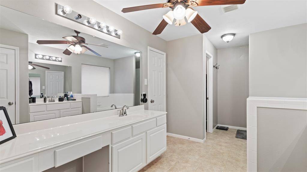 Primary Bathroom with Shower and Bath tub!