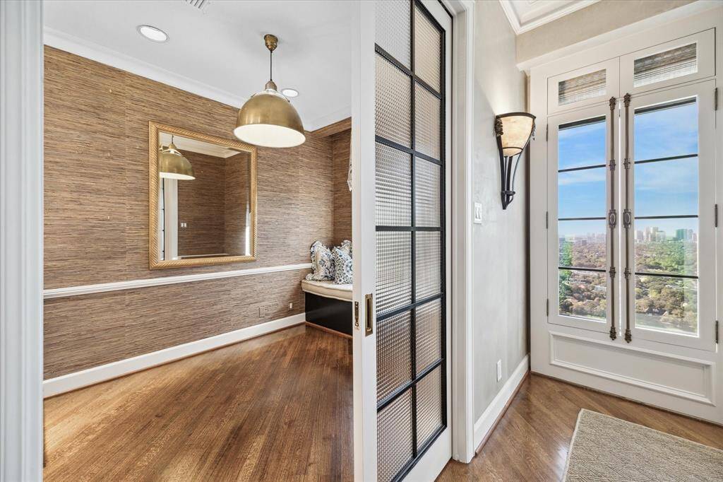 From the formal dining room, concealed glass doors open to the breakfast room and kitchen for effortless entertaining.