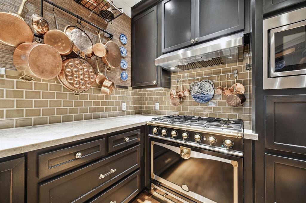 The kitchen’s fleet of upscale appliances includes a La Cornue range, Sub-Zero refrigerator, KitchenAid built-in microwave and Bosch refrigerator.