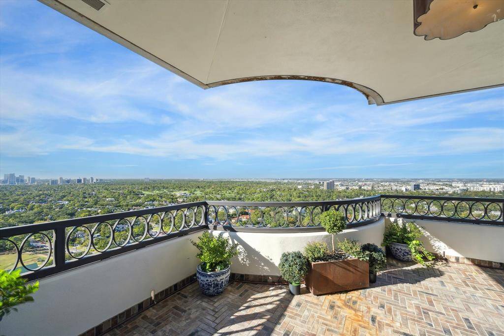 Rest easy knowing this spectacular outdoor retreat is maintained by the HOA.