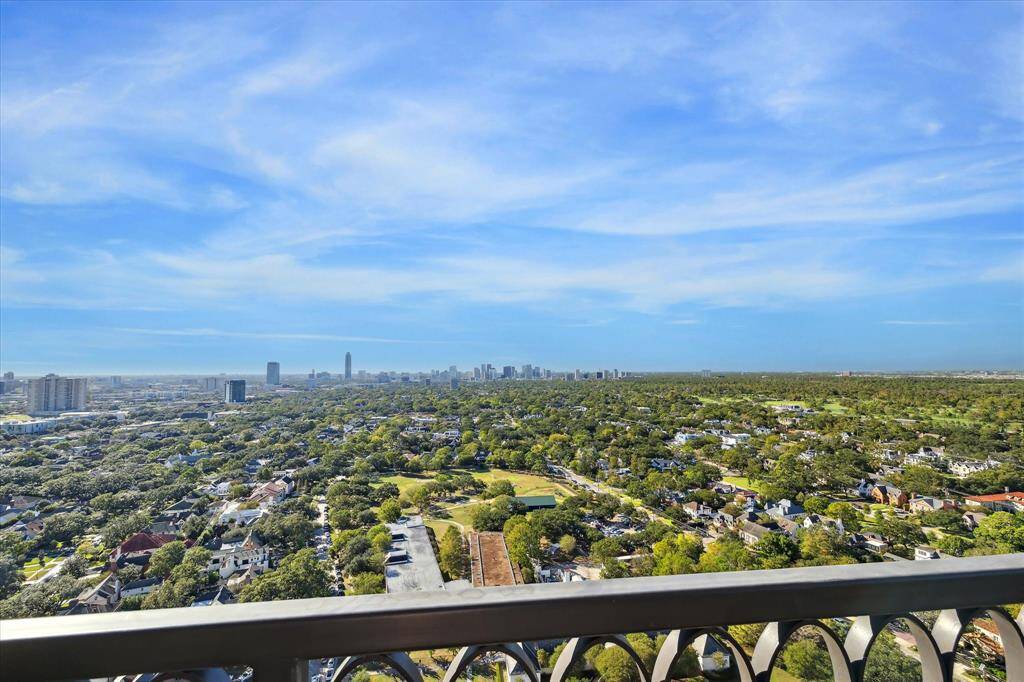 This exquisite home’s commanding views stretch across the city from Williams Tower, Memorial Park and the River Oaks Country Club to the Downtown skyline and beyond.