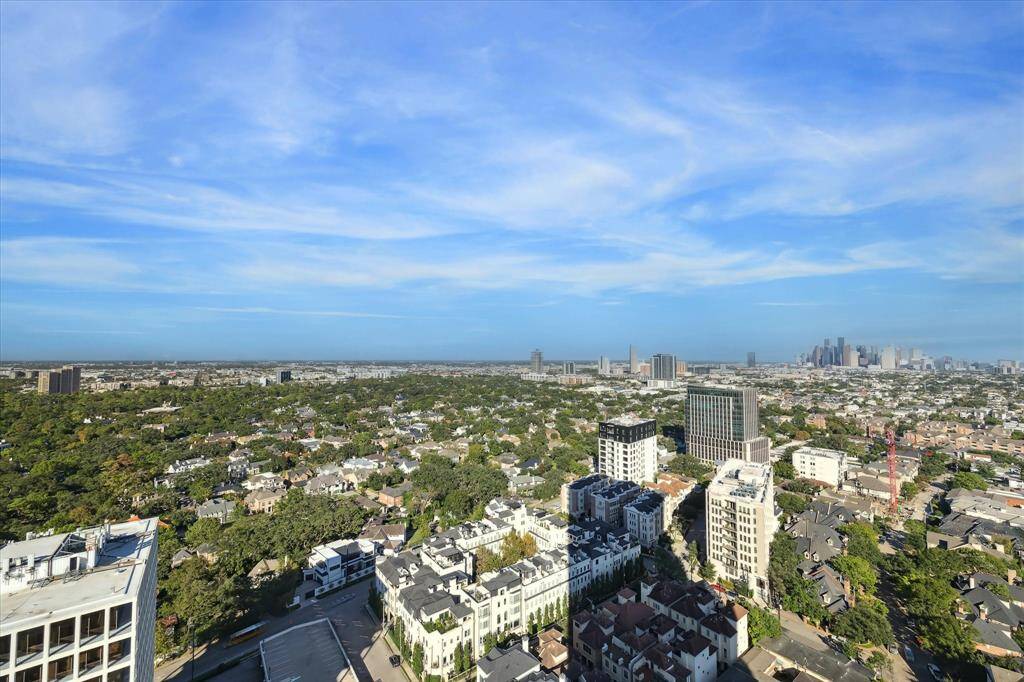 This exquisite home’s commanding views stretch across the city from Williams Tower, Memorial Park and the River Oaks Country Club to the Downtown skyline and beyond.
