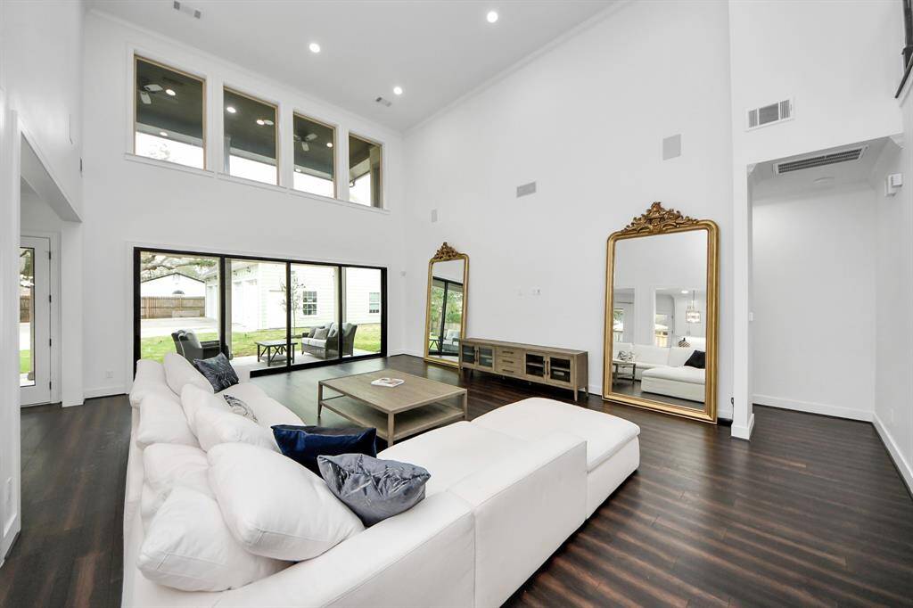 Also equipped with surround-sound, this bright and spacious 26'10" x 23'4" living area is an entertainer's delight!