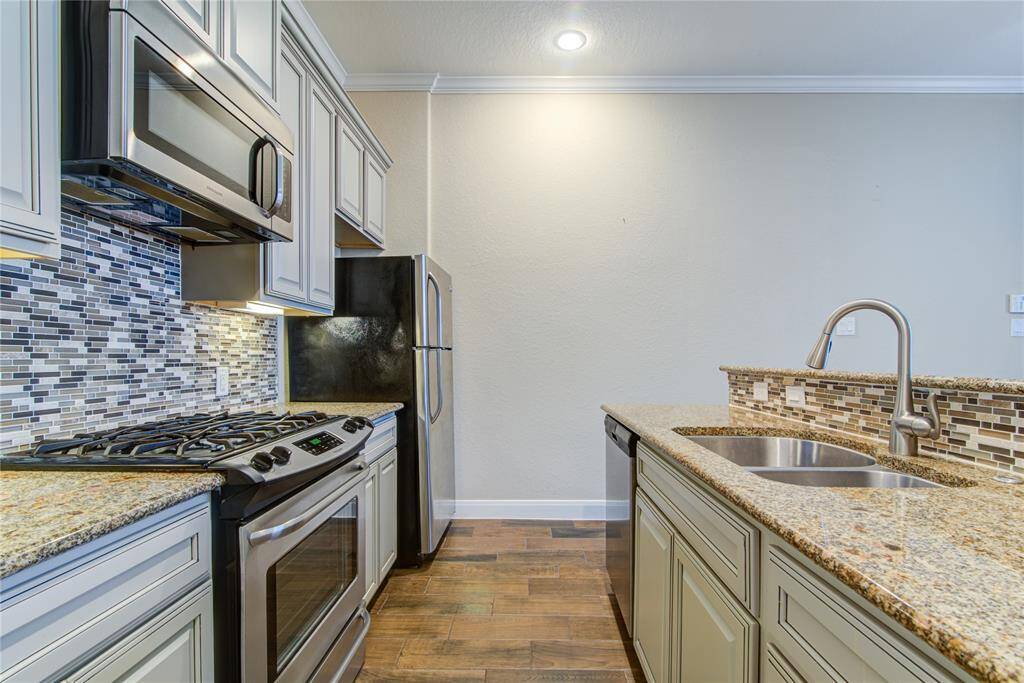 The same beautiful finishes with granite countertops, tile backsplash and high-end gas appliances are found in the apartment as in the main house.
