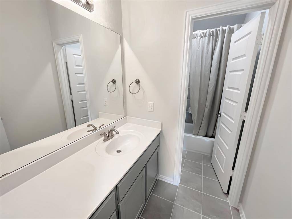 The Robin- Upstairs Hall Bath.