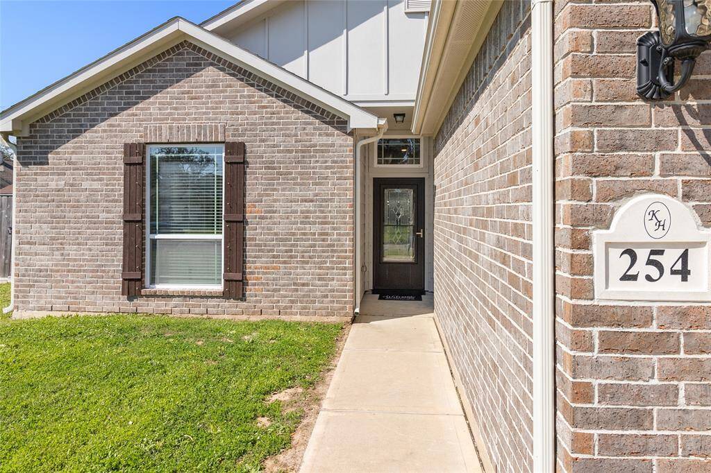 Designed to maximize every square inch, this Caldwell Floor Plan by Kendall Homes offers extended entertainment spaces that are perfect for all to enjoy.