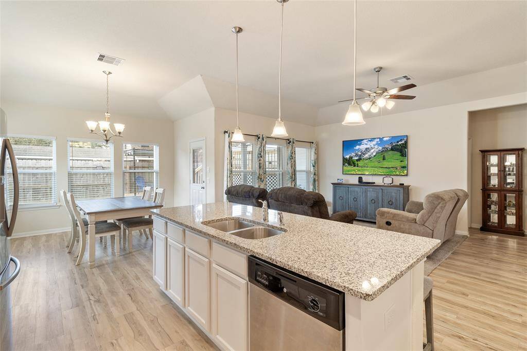 Inviting flowing floor plan that effortlessly connects the kitchen, dining & living areas.