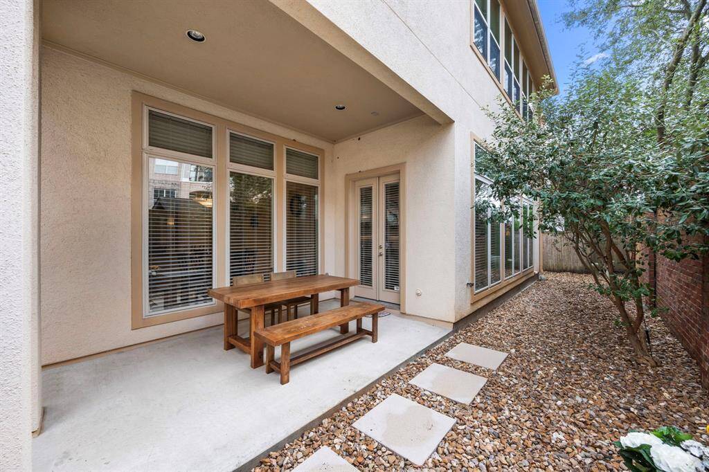 Off of the breakfast & main living area is access to the spacious covered back patio and zero maintenance back yard.