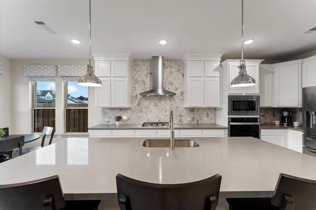 Beautiful pendant lighting over the breakfast bar